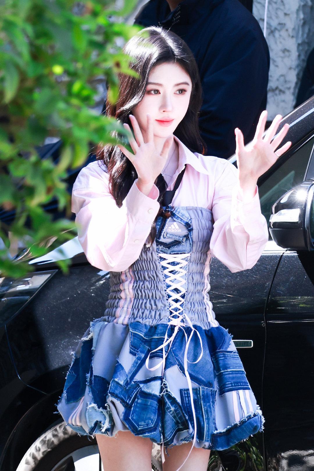 jjy鞠婧祎万花世界 jjy鞠婧祎苏绿夏 “玫瑰之所以是玫瑰，是风与光的眷顾，更