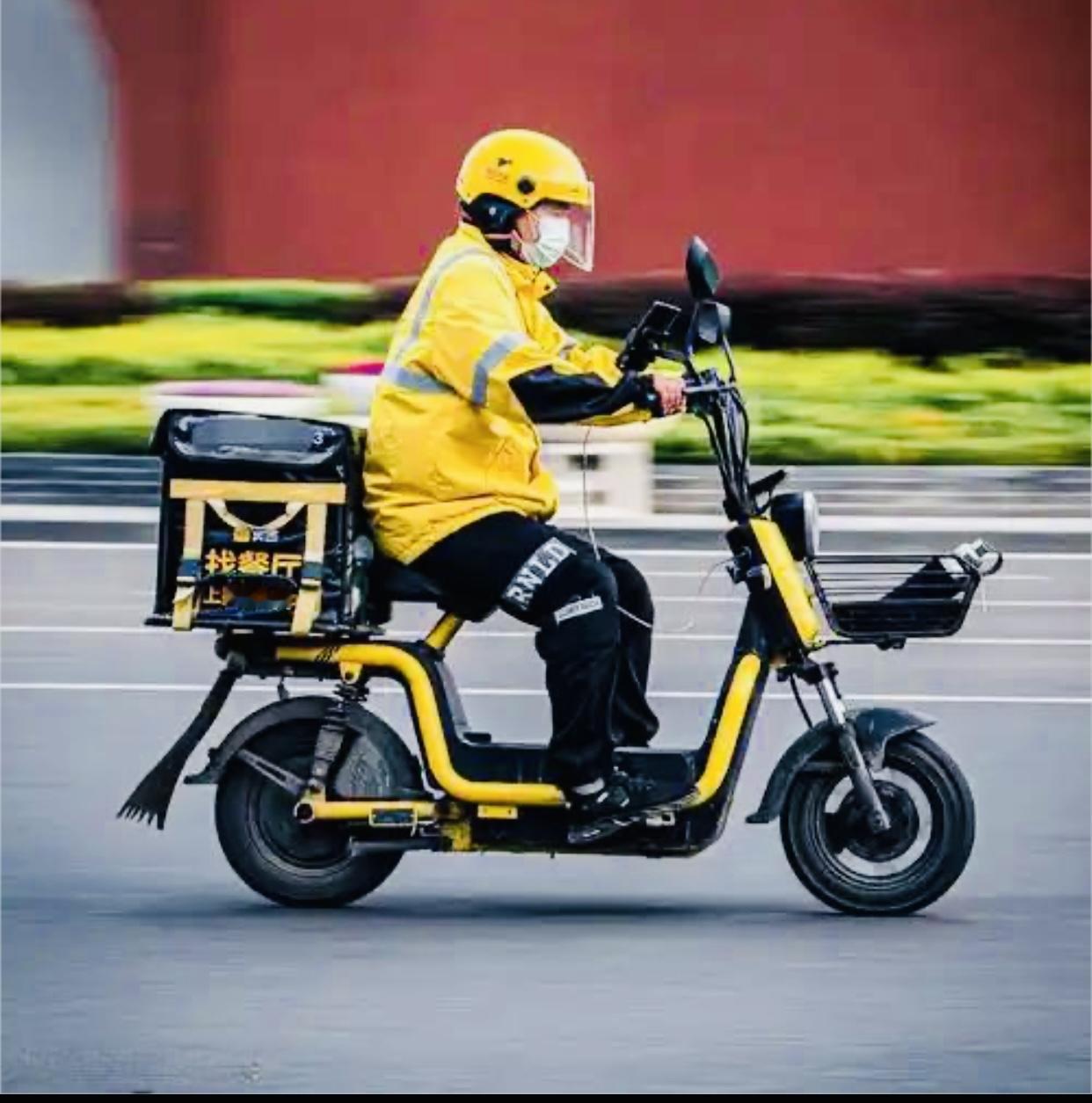 给外卖员差评真的过分吗?我个人认为外卖小哥实在不易，一年四季风里来雨里去，怕耽搁