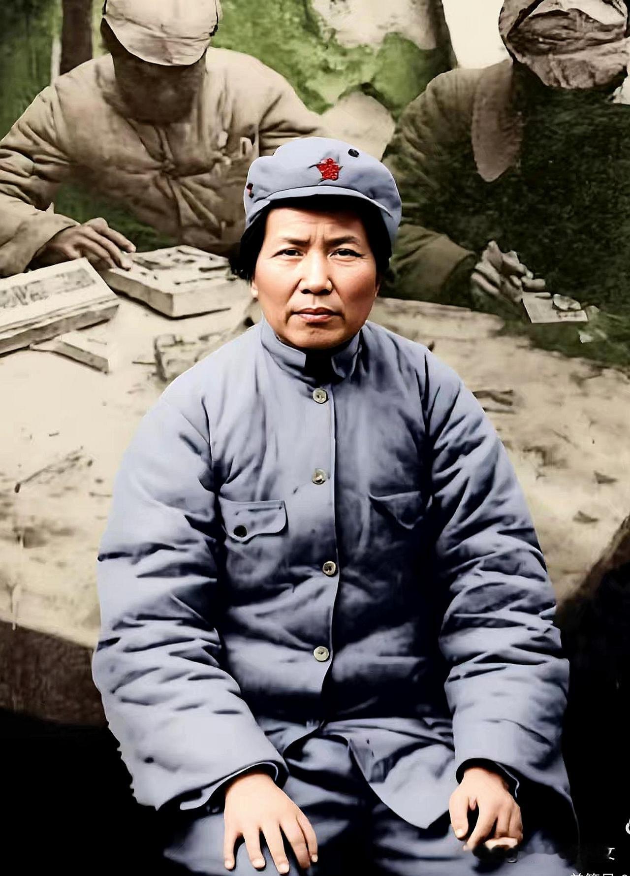 这是一张毛泽东在陕北的照片，具体时间不清楚。应该是刚经历长征，到达陕北不久，那时