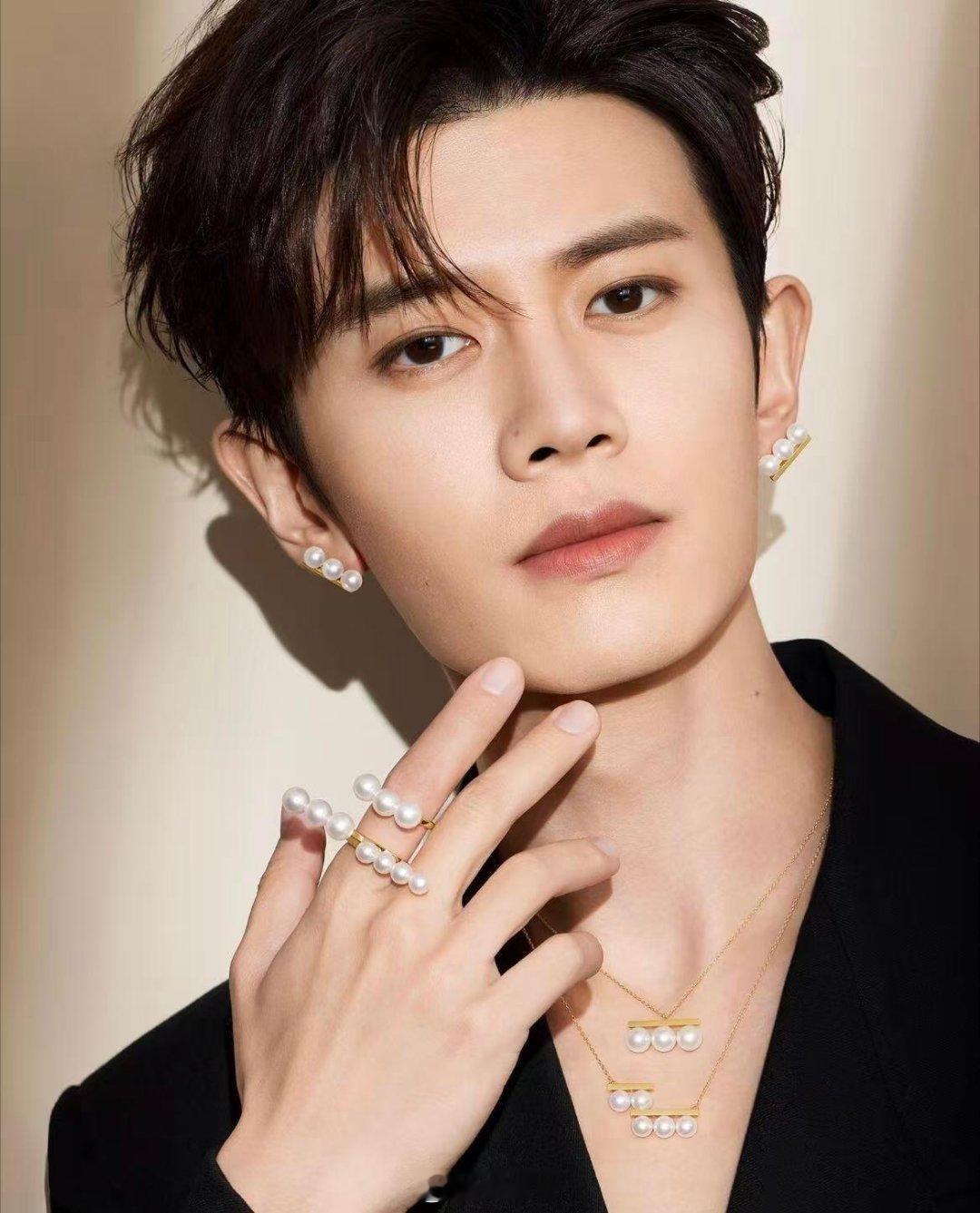 任嘉伦新剧把监狱当自己家了想拍一个"陆千乔同款牢房氛围感"照片了，这个造型真的绝