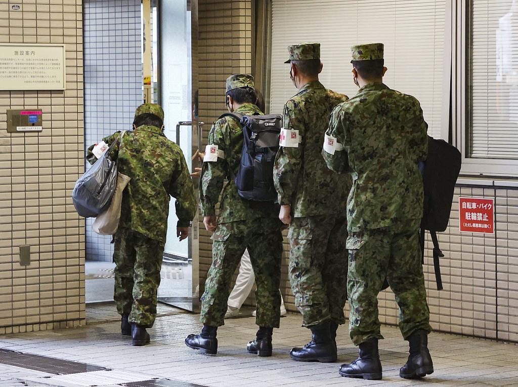 日本人的皮靴，时隔81年再次踏上了菲律宾的泥土。这次他们不带刺刀，带的是先进的远