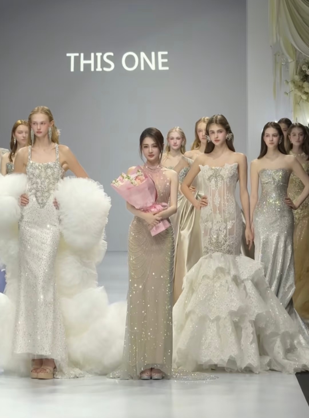 朕的玉娆果真是国色一群洋娃娃里出了一块润玉“臣妾有一妹妹，名叫玉娆，堪称国色” 