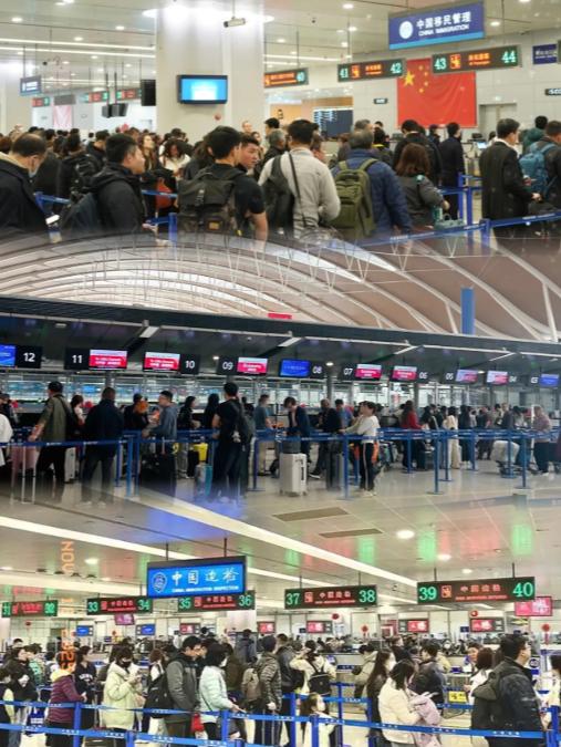 非去不可吗？

日本记者在浦东机场看到的震撼一幕： 前往日本的值机口中国人排成长