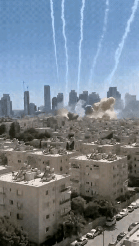 伊朗导弹雨打击特拉维夫（看下图）

伊朗对以色列首都特拉维夫发动大规模弹道导弹袭