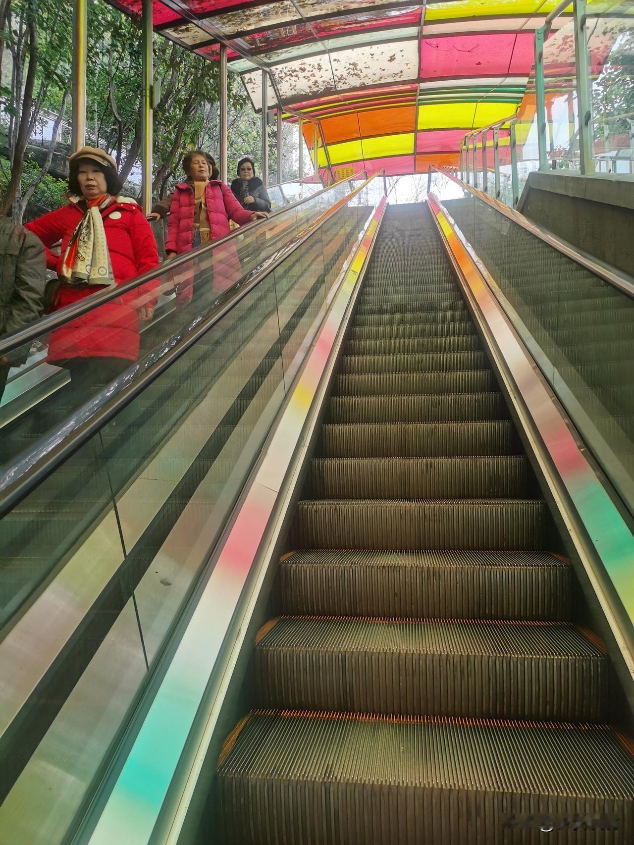 又来重庆。这次我才真正见识了重庆的路。不到1.8公里的路竟让我走的丢盔弃甲。
先