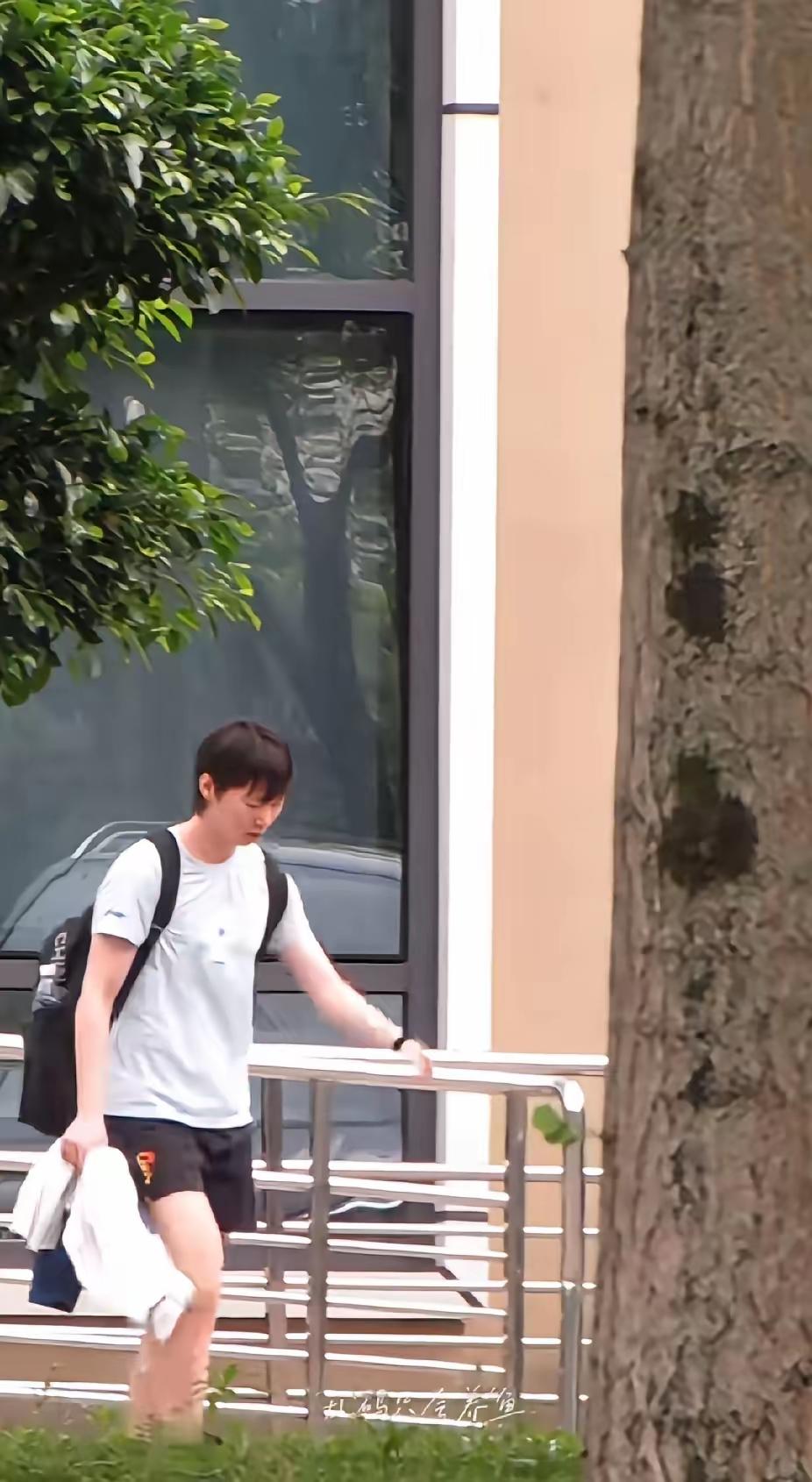4月20日下训的曼昱精神状态极佳！
今天下训的曼昱，身穿白色体恤、黑色短裤，背着