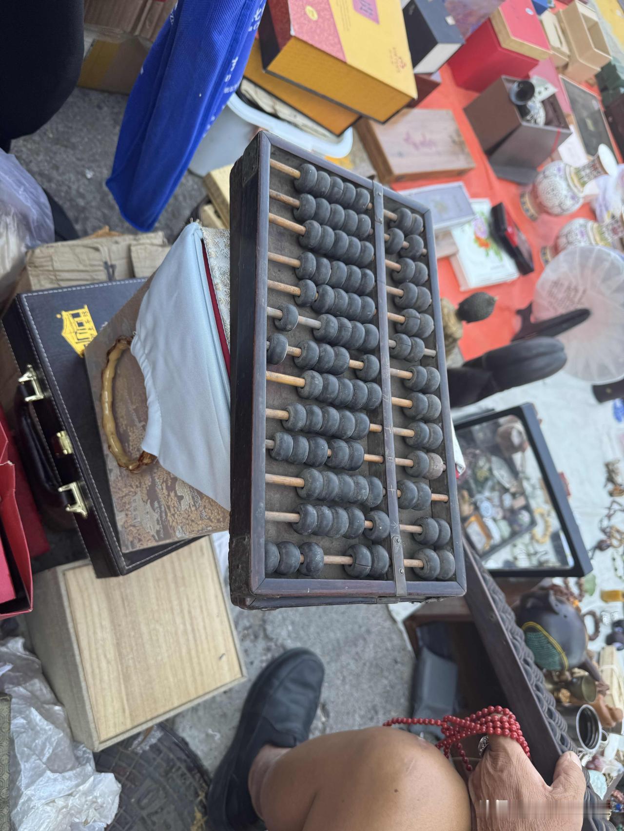 今天在潘家园拍到的，现在的小孩已经不知道这是什么东西了。
多年前堪比现在的计算器