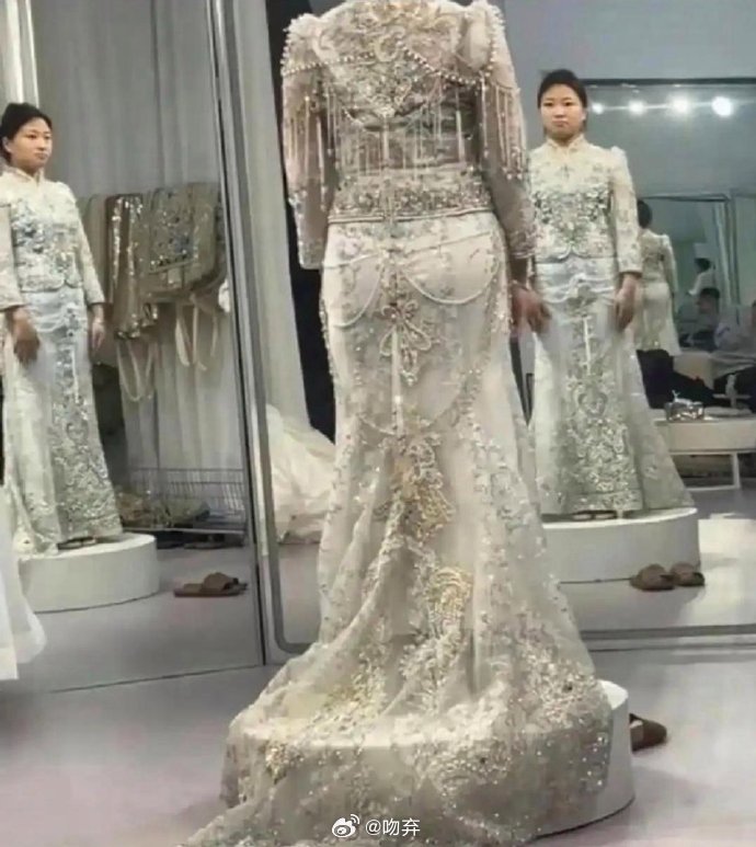 看看她，为什么试完婚纱笑不出来呢? 