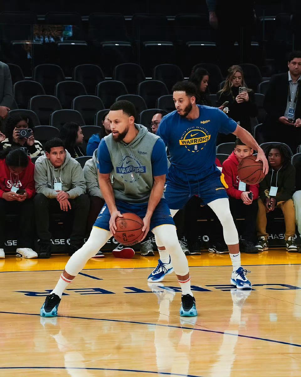 今天赛事转播将会发生的：库里运球到前场，将球传给弧顶库里，库里接球三分出手命中！