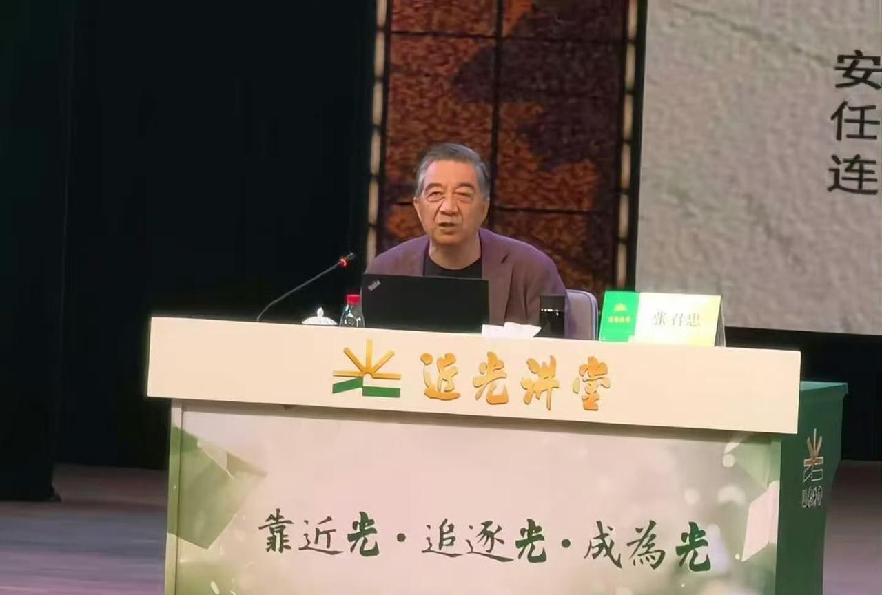 给大家看一眼局座张召忠的近照吧！头发已经变白了，脸上的皱纹也深了些。我说句玩笑话