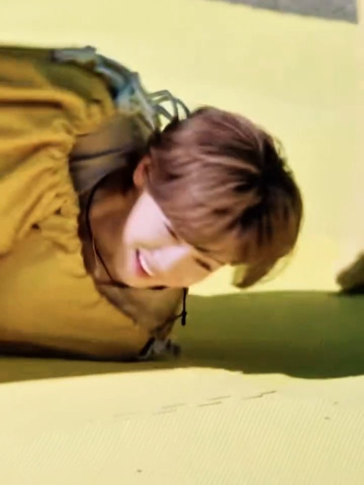 抓走鹿晗原来用黄色麻袋麻袋里的鹿晗谁懂啊！黄色麻袋限定款小鹿也太可爱了，裹在里面