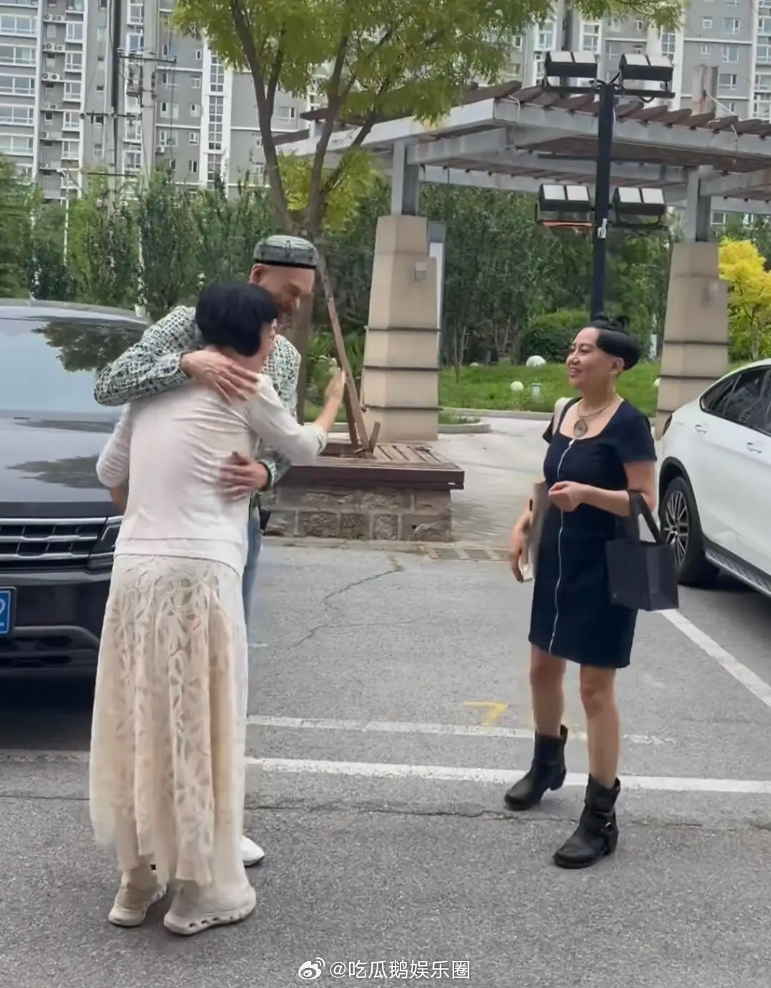 65岁徐锦江和老婆殷祝平一起到朋友家里做客，他的状态超好，身材维持在线，高大壮硕