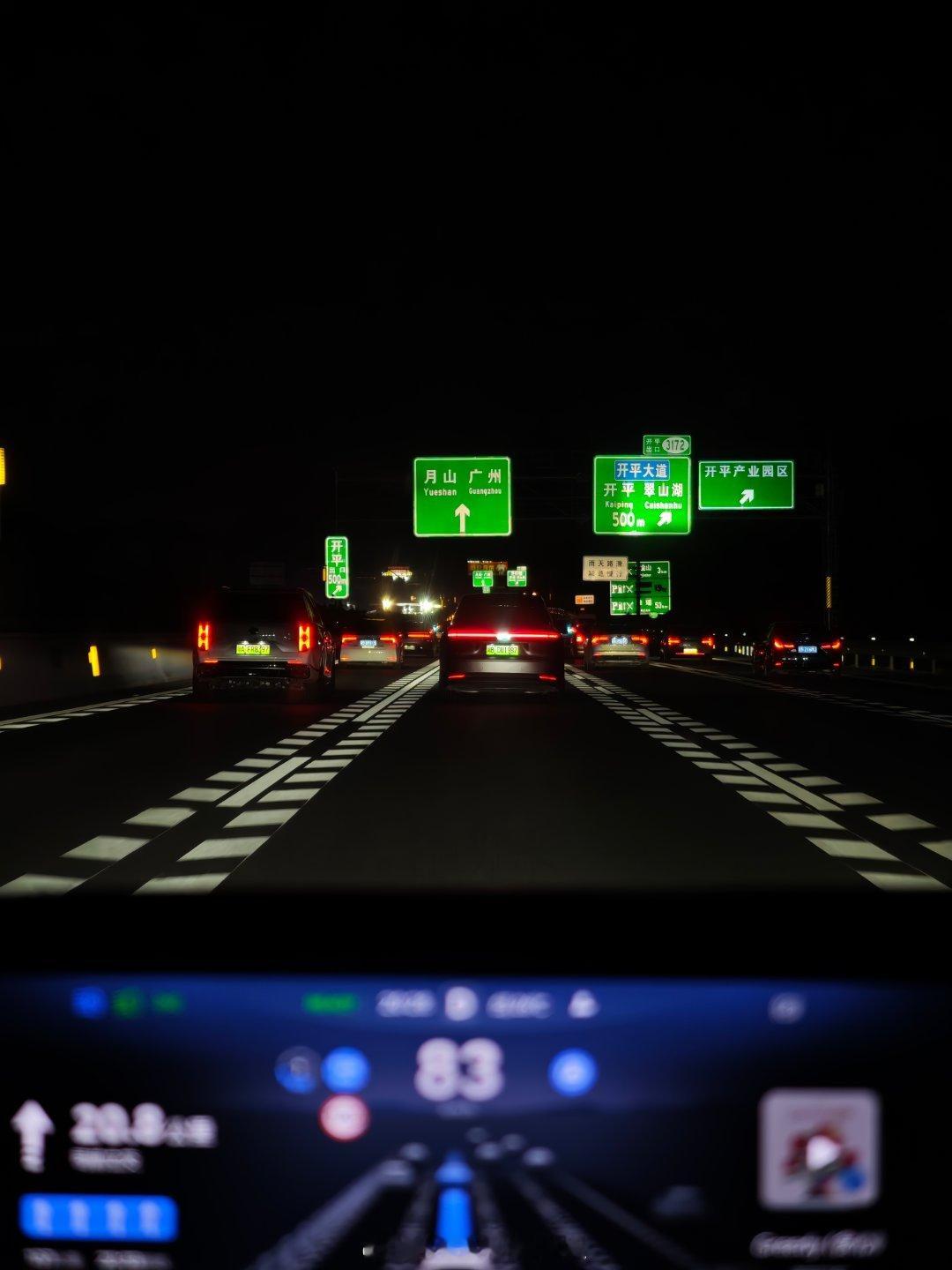 入夜视线不好，换女车手了~~一到堵车路段就立刻开智驾的理想和华为们智驾改变生活~