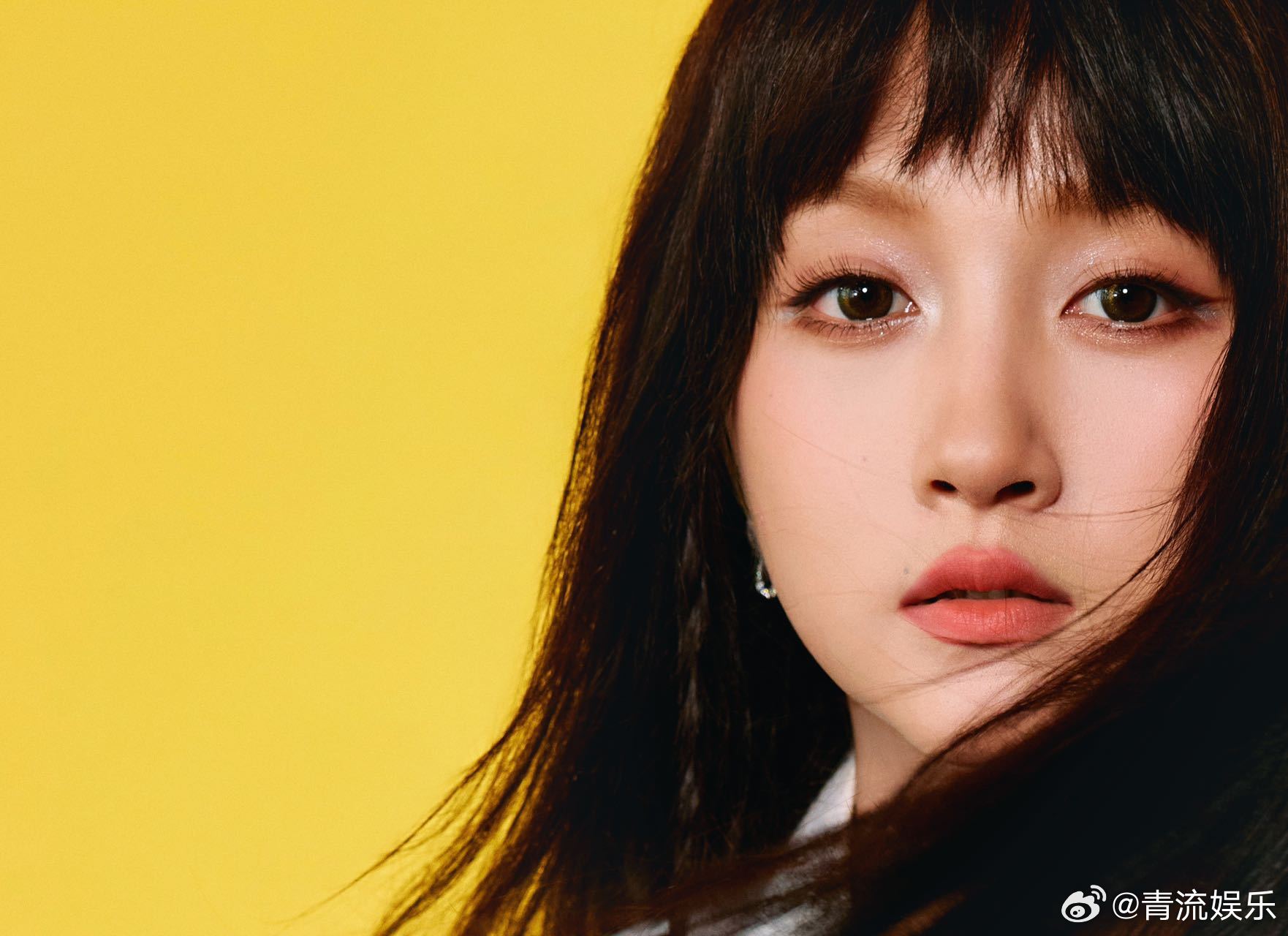 关晓彤白衬衫青春女大 关晓彤亮相央视五四晚会，黑长直搭配一身白裙清纯可人～合作演