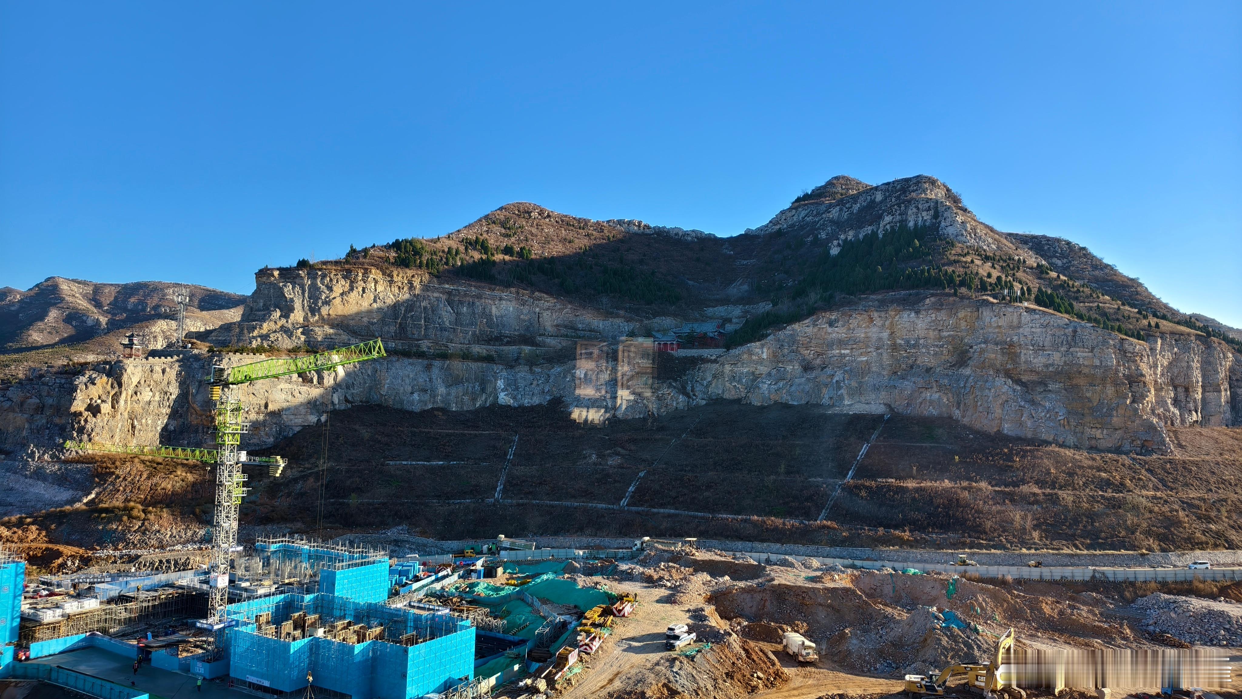 擦了擦玻璃，这天太清亮了，踢完球喝杯茶，舒服！ 