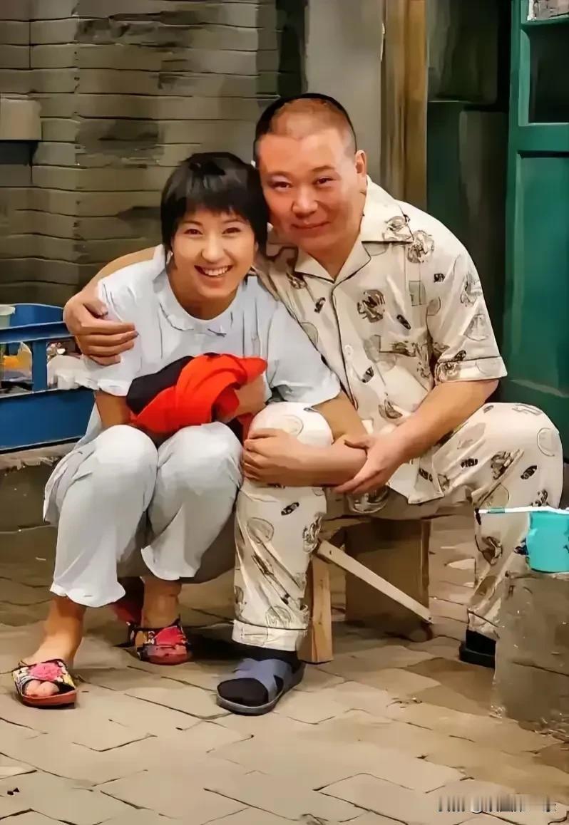 右边是郭德纲认识，左边这个女的是谁？不会是郭麒麟的亲妈吧，郭德纲穿着睡衣和她拍照