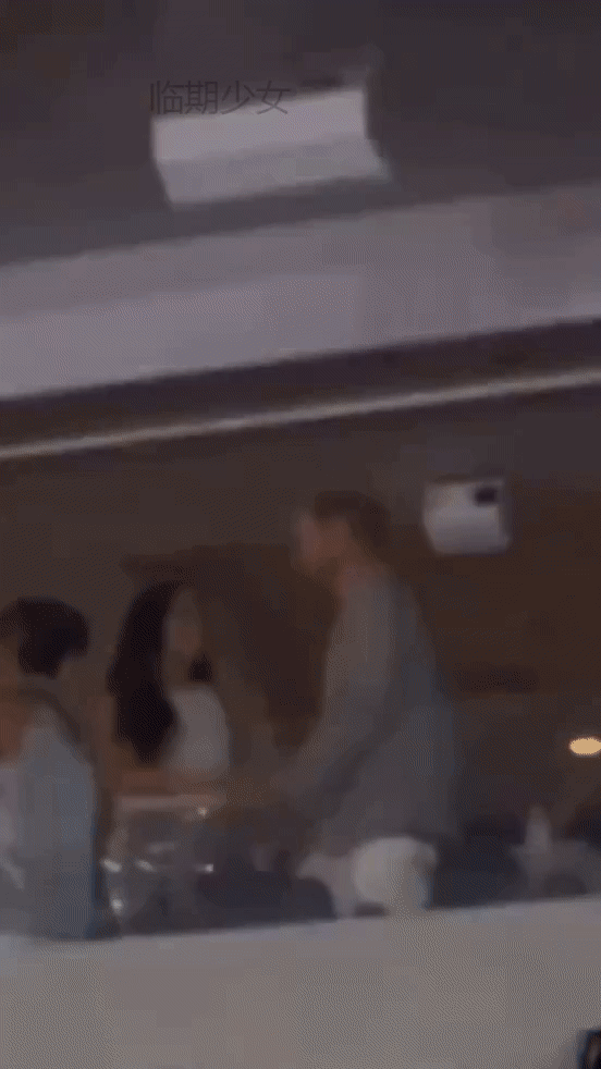 动图，点开即看！梅根现身碧昂丝演唱会，与哈里王子贴身热舞！这是哈里梅根这一段时间