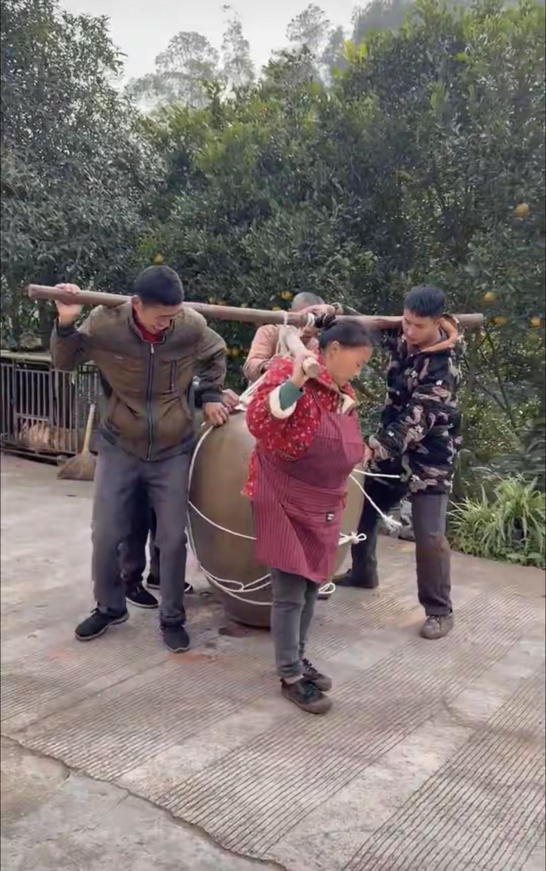 四川爸爸埋下500斤“女儿红”：用的是奶奶陪嫁坛，哪怕酒坏了，这份父爱也值千金！