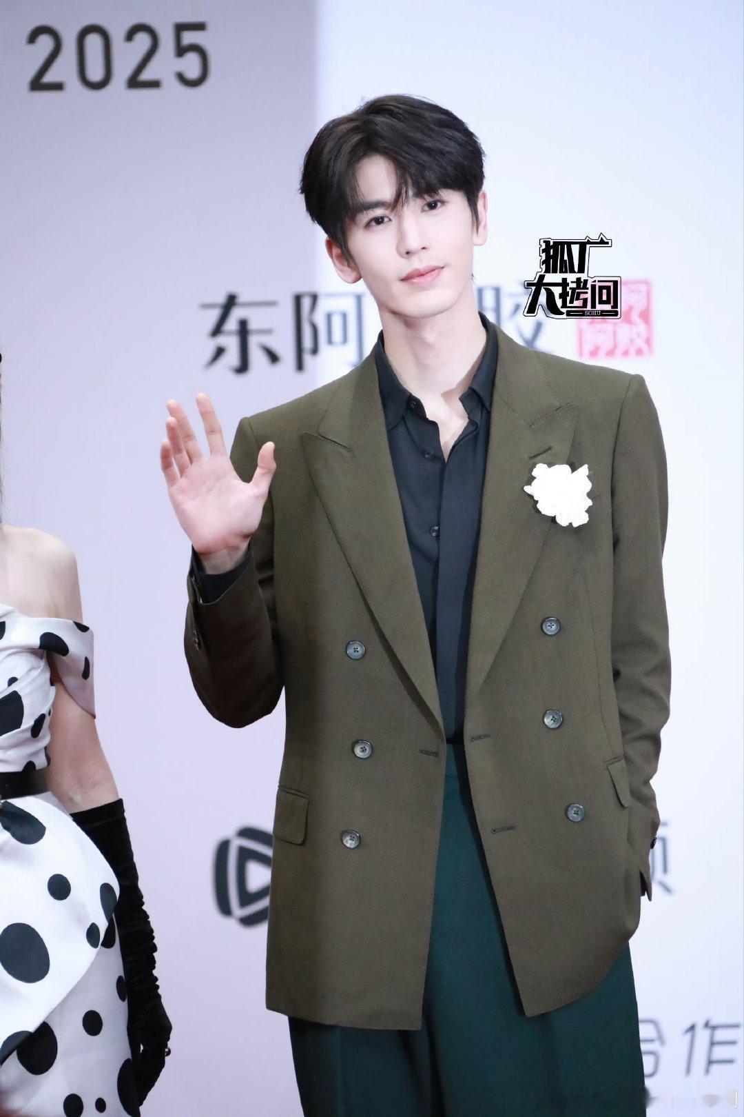 张凌赫亮相星光大赏红毯张凌赫星光大赏亮相红毯 张凌赫亮相星光大赏红毯 