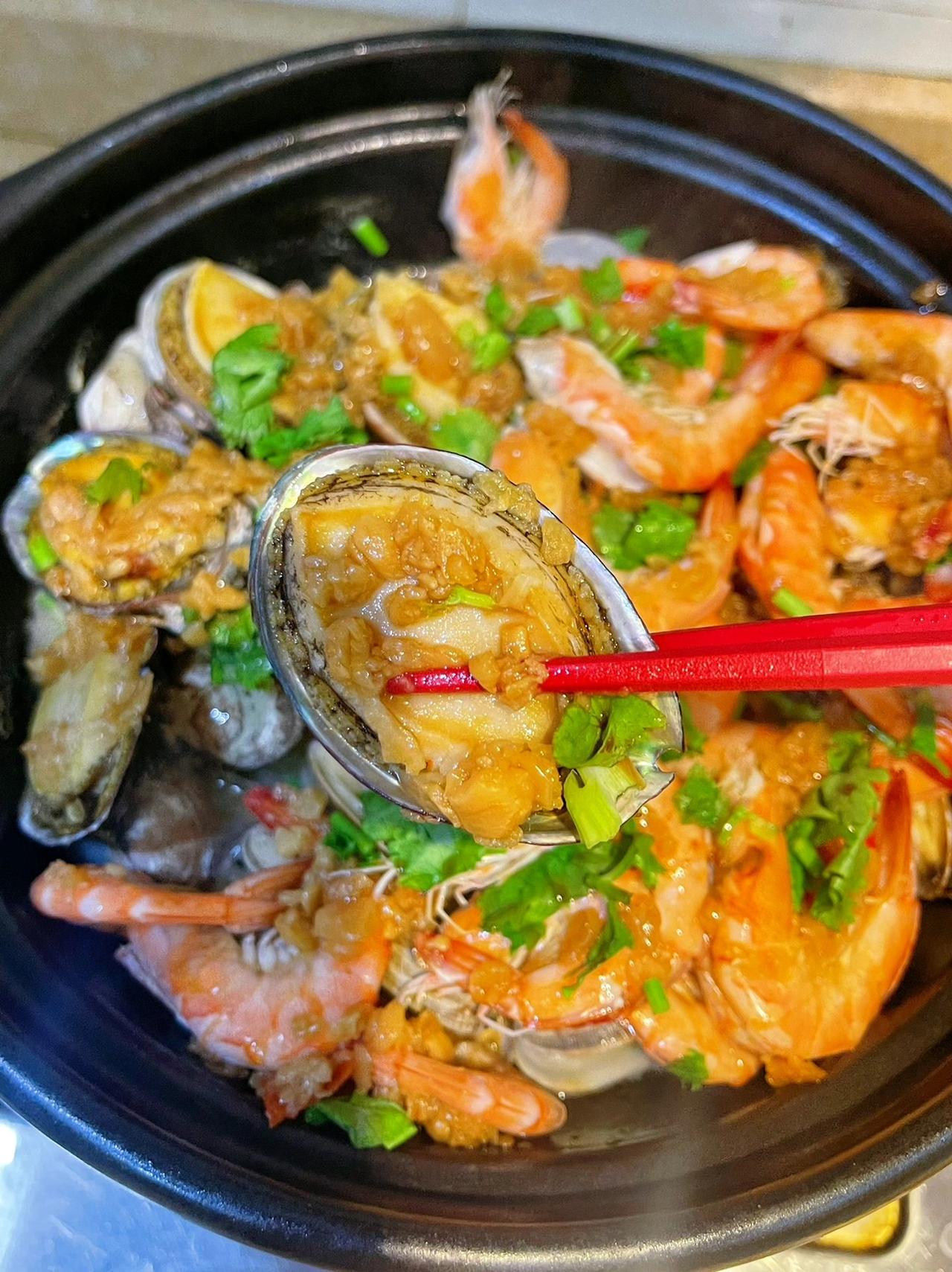 超级鲜美的蒜蓉海鲜煲

这一锅蒜蓉海鲜煲一整个把我鲜美住了

蒜香浓郁，海鲜Q弹