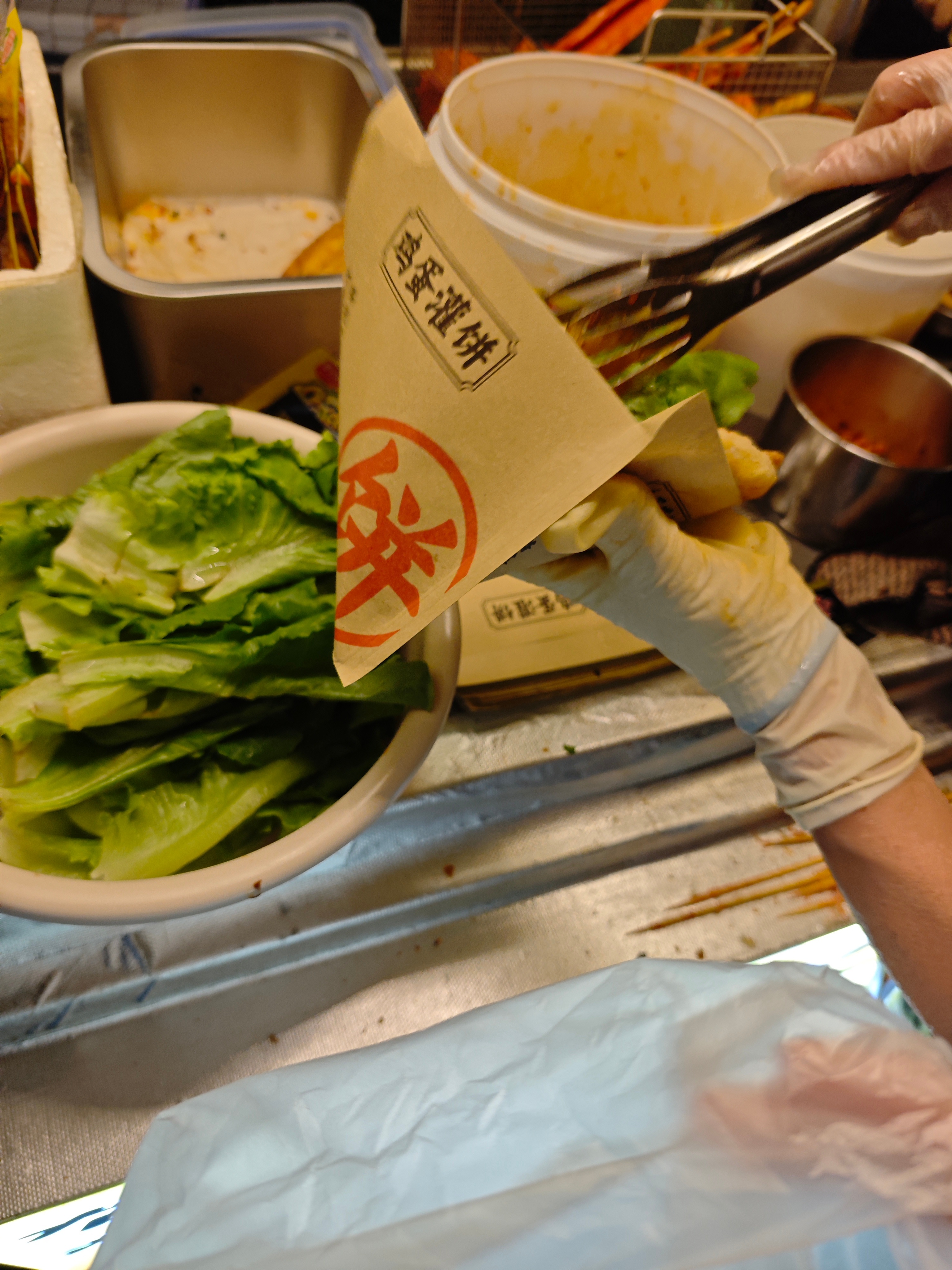 来吃网红烤炉鸡蛋灌饼!每次买都要排队，也就这家，其他家都不会，人气挺旺的! 芜湖