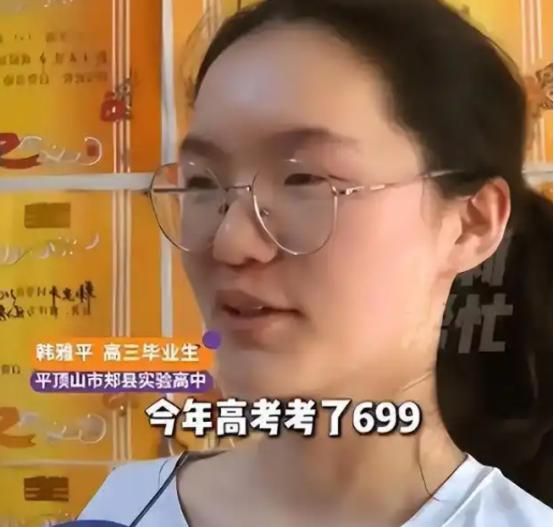 高考放榜这几天，有两个画面在我脑子里反复交替出现。
一个是河南女孩韩亚萍，699