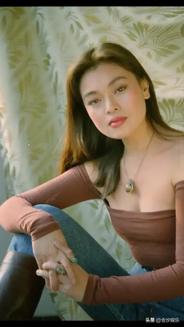 1987年，张艺谋筹备拍摄《红高粱》，女主原定是有着“丰乳肥臀”气质的史可。然而