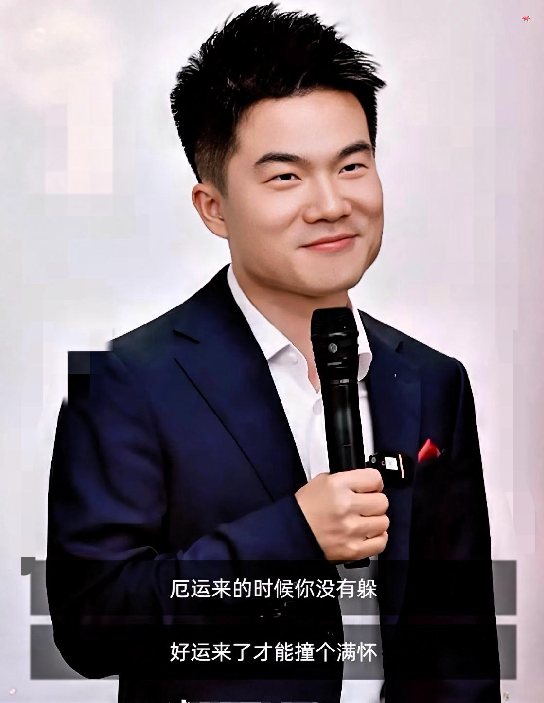 董宇辉这步棋下疯了！
俞老师恐怕没想到，董宇辉带着“与辉同行”的直播。

直接把