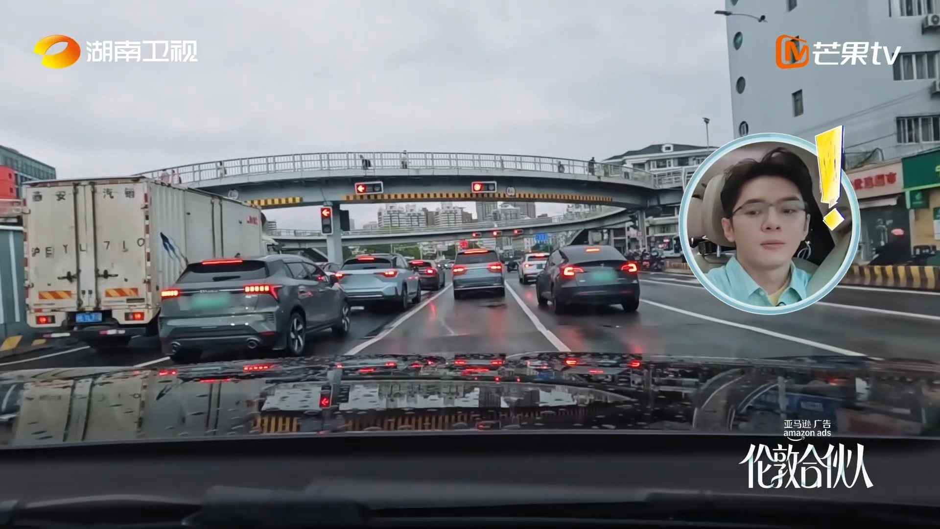 李佳琦连贴实习标都很新手伦敦合伙人 新手司机实锤！李佳琦对着磁吸实习标猛撕，手足