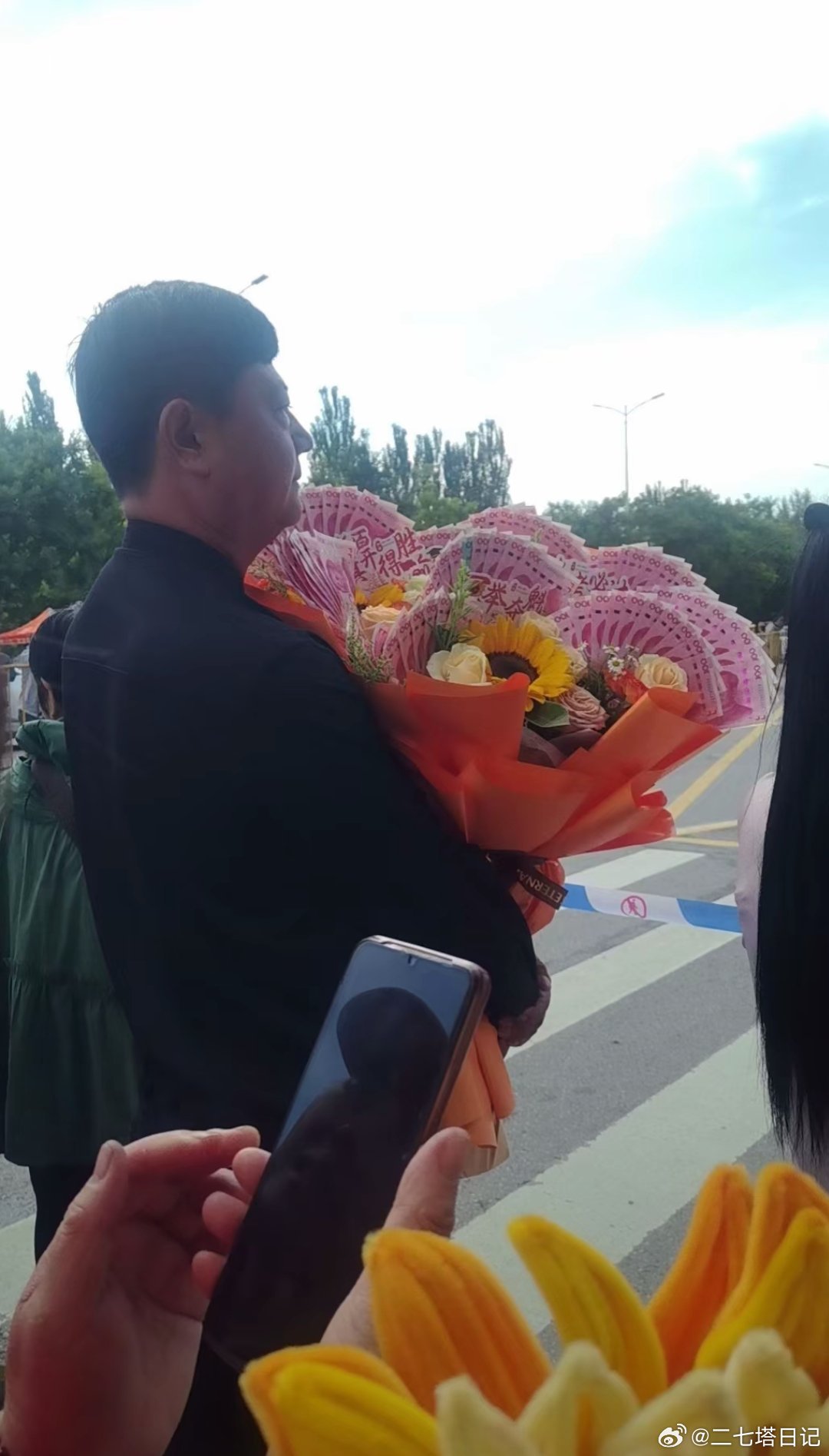 现在给高考生送的礼物也变了，真是与时俱进 