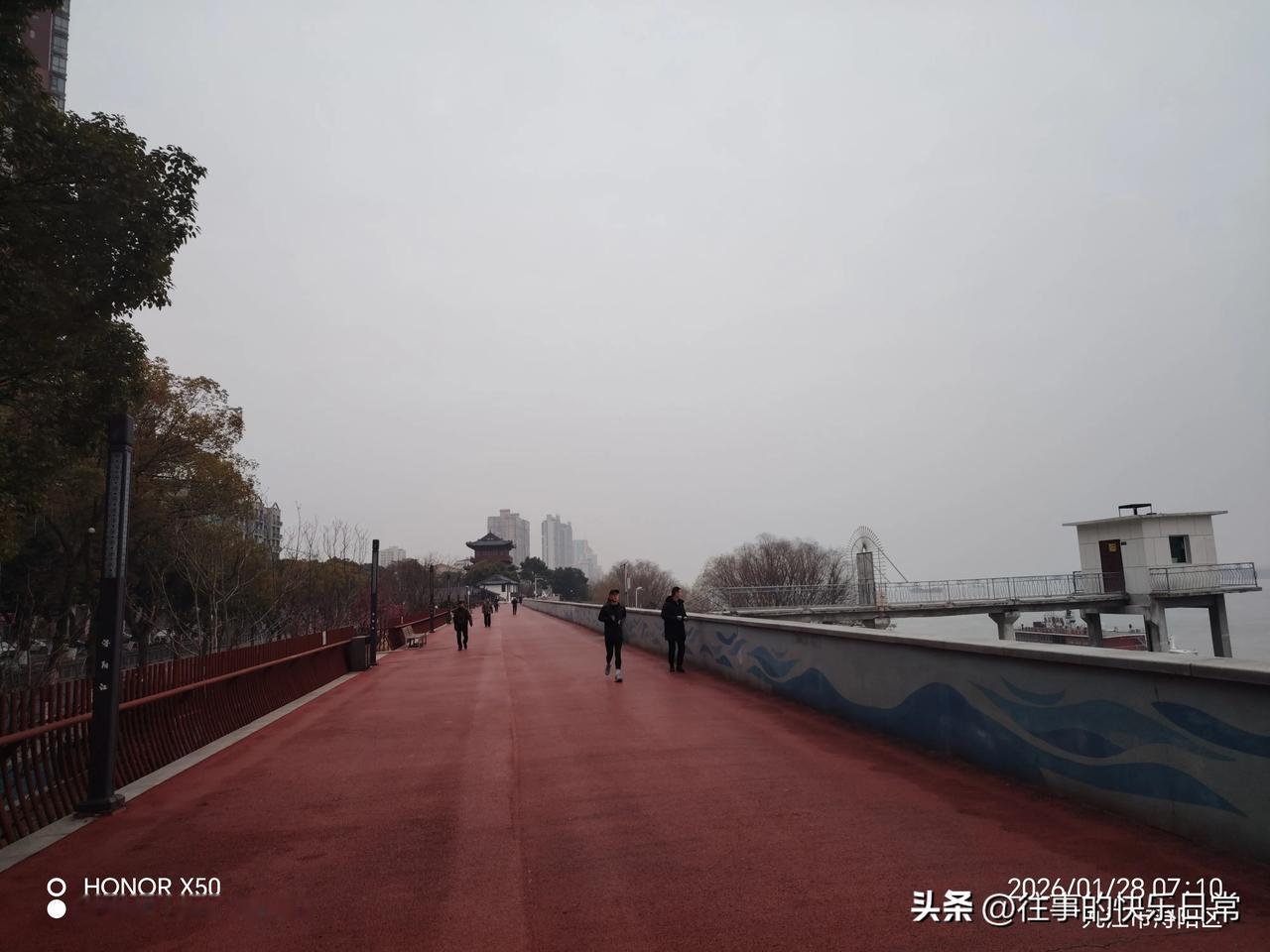 1月28日长江岸边晨练“上头条聊CBA”