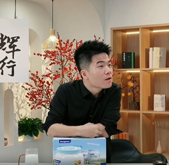 董宇辉你怕是个假粉丝，你连许红豆是谁都不知道。
直播间卖绿豆饼，大家就想要红豆。