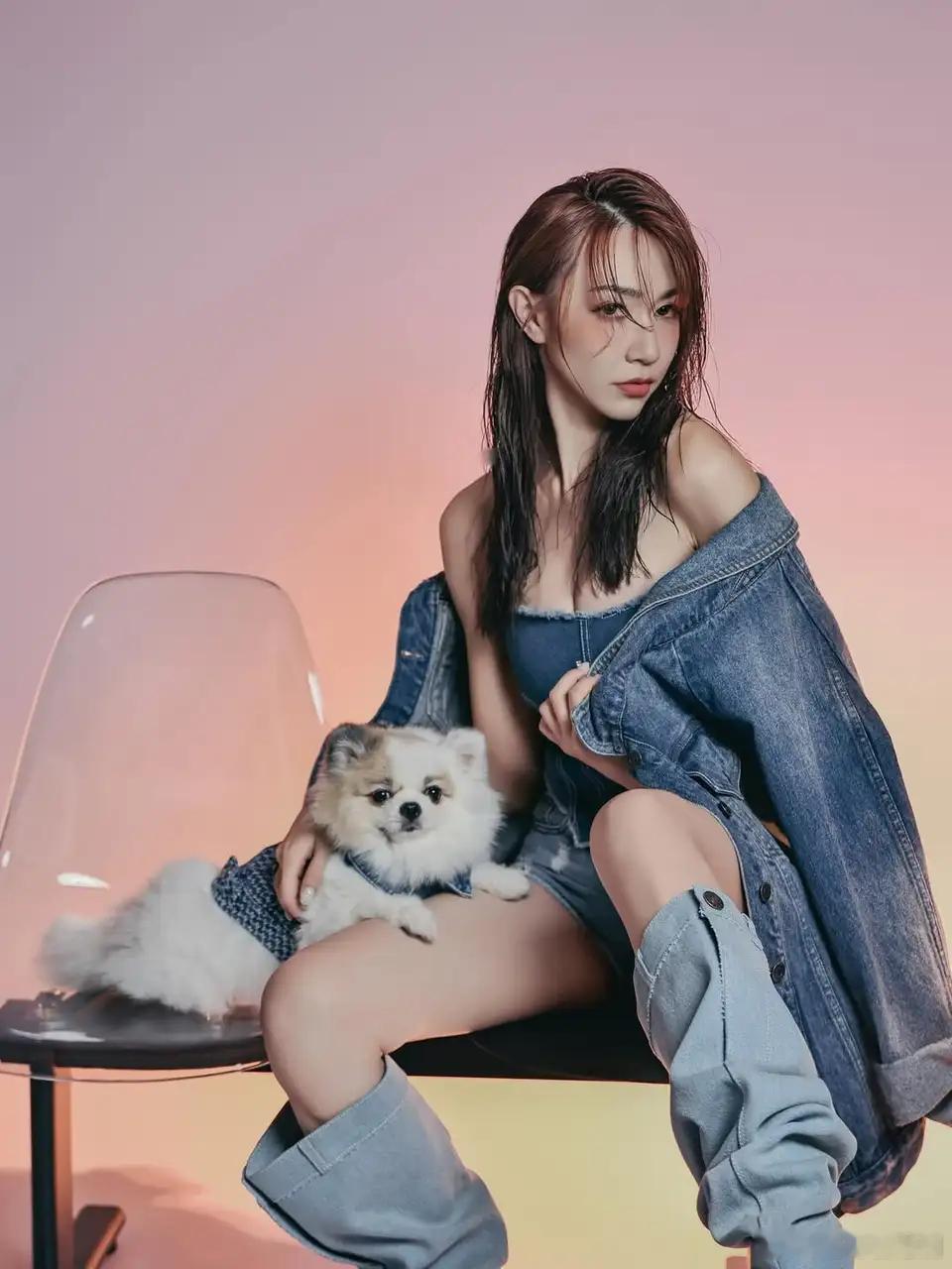 【藝人】黃嘉雯再孖愛犬影型爆牛仔寫真 .黃嘉雯（Carmaney）一向是愛寵物一