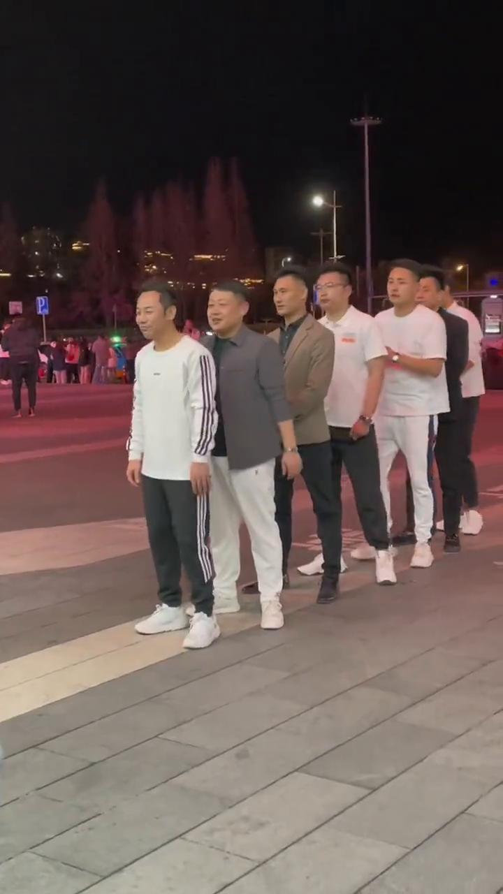 开始了，琪琪，往后站一点，琪琪。