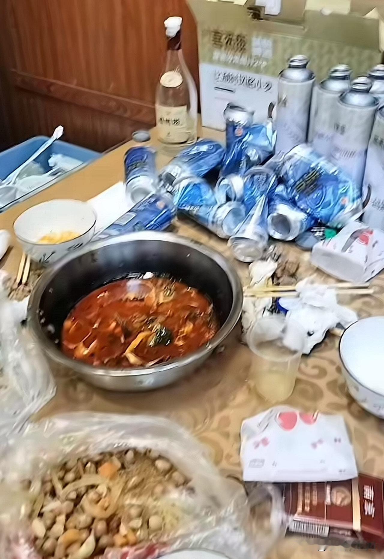 这个饭店老板太不容易太冤了，他说下午来了一桌客人共三个人，只点了一道菜，然后自带