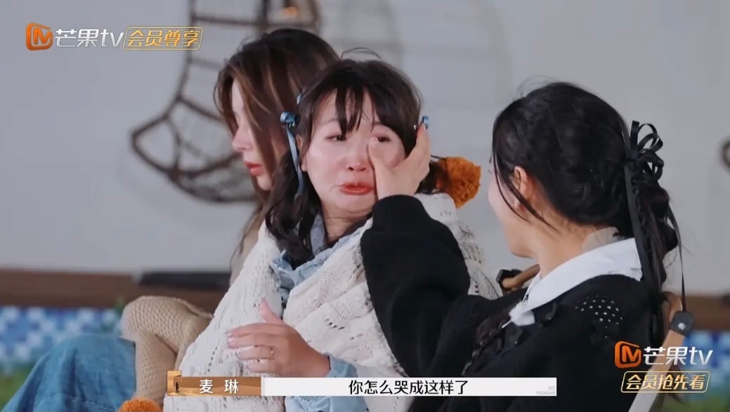 葛夕在啜泣，麦琳一边哭一边问黄圣依为什么哭成这样了，黄圣依一边落泪一边帮麦琳擦眼