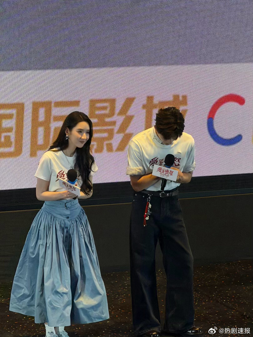 王玉雯回头这下王玉雯线下美成这样了原相机无美颜镜头下的回头瞬间，侧颜轮廓干净流畅