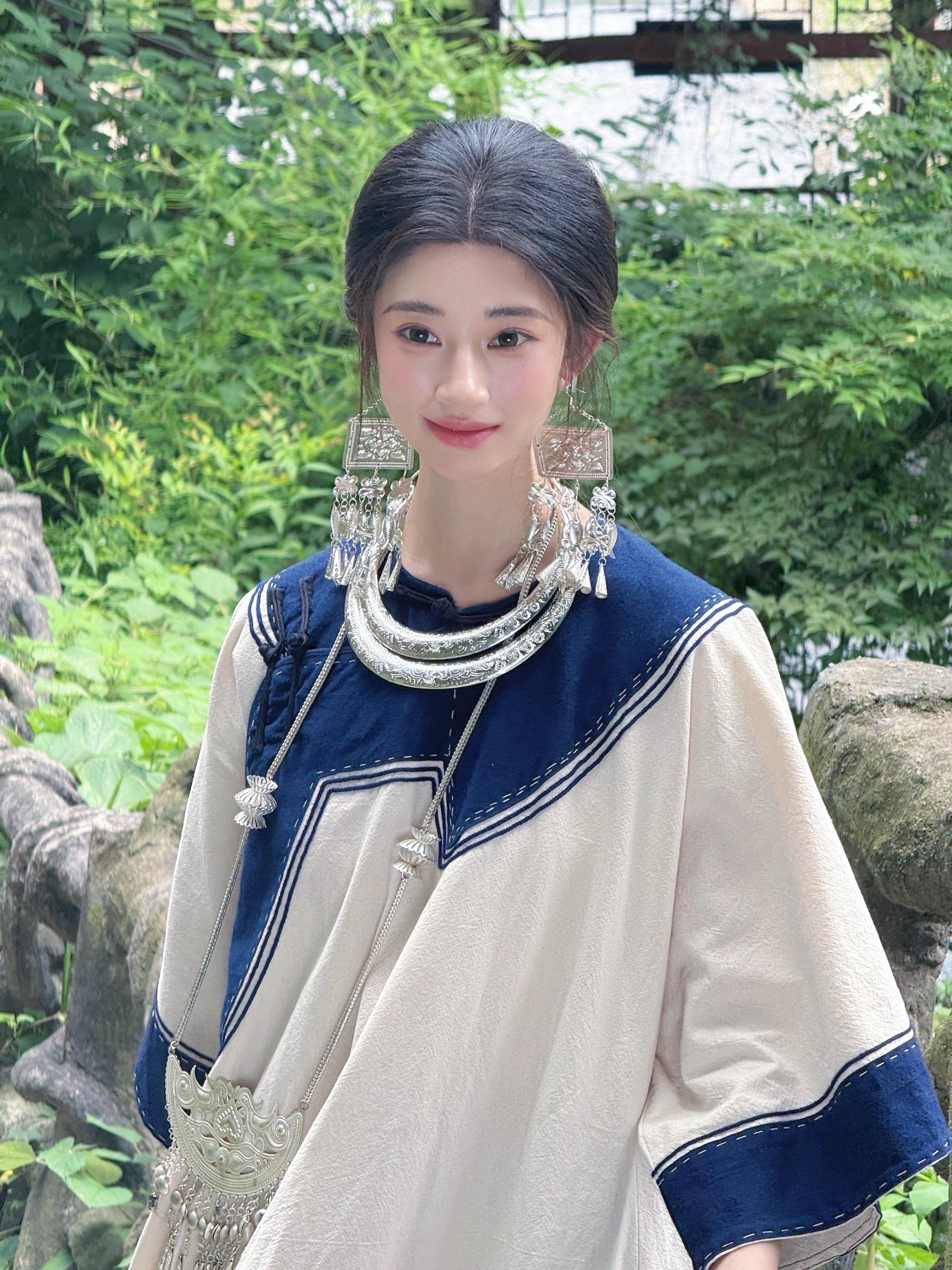 “淡淡的就会顺顺的”彝族少女。