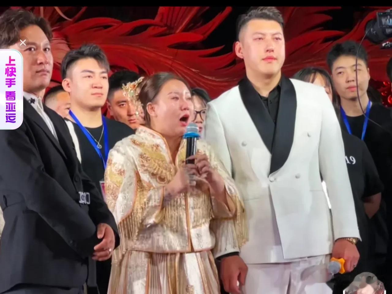 天佑愧疚没去参加大美婚礼，生孩子时多随点礼！

粉丝：没去参加有点可惜。

天佑