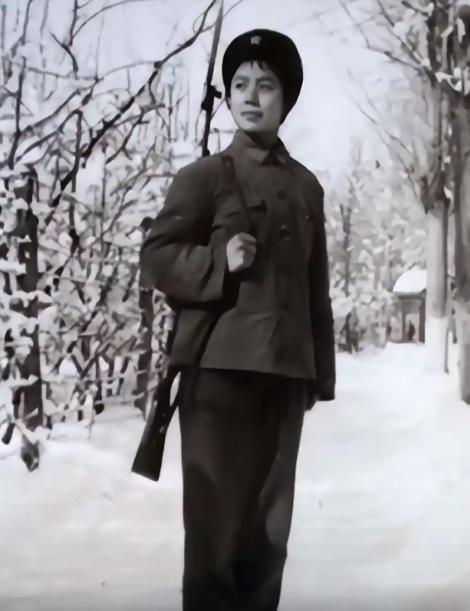 1979年，对越自卫反击战中，一位女兵不幸牺牲。当看到她面目全非的遗体时，战友们