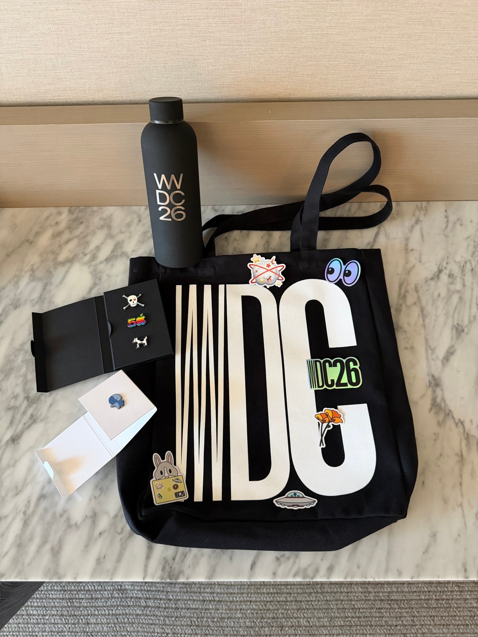 WWDC26 媒体礼品，手提袋、水瓶、贴纸、徽章。 