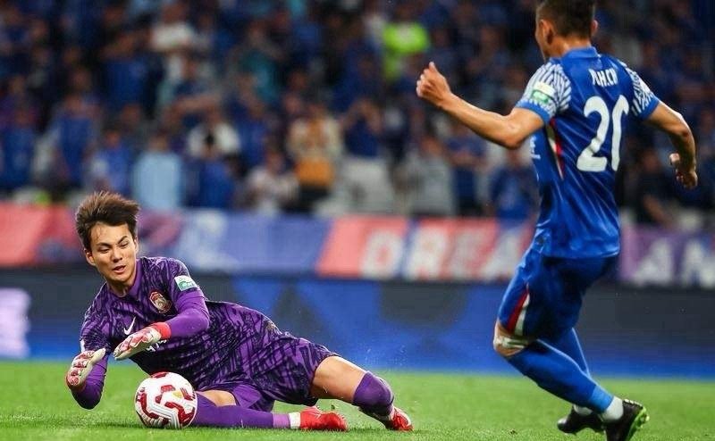 上海申花接近与当红炸子鸡李昊签约。据澎湃新闻记者宋承良透露，上海申花的大股东上海