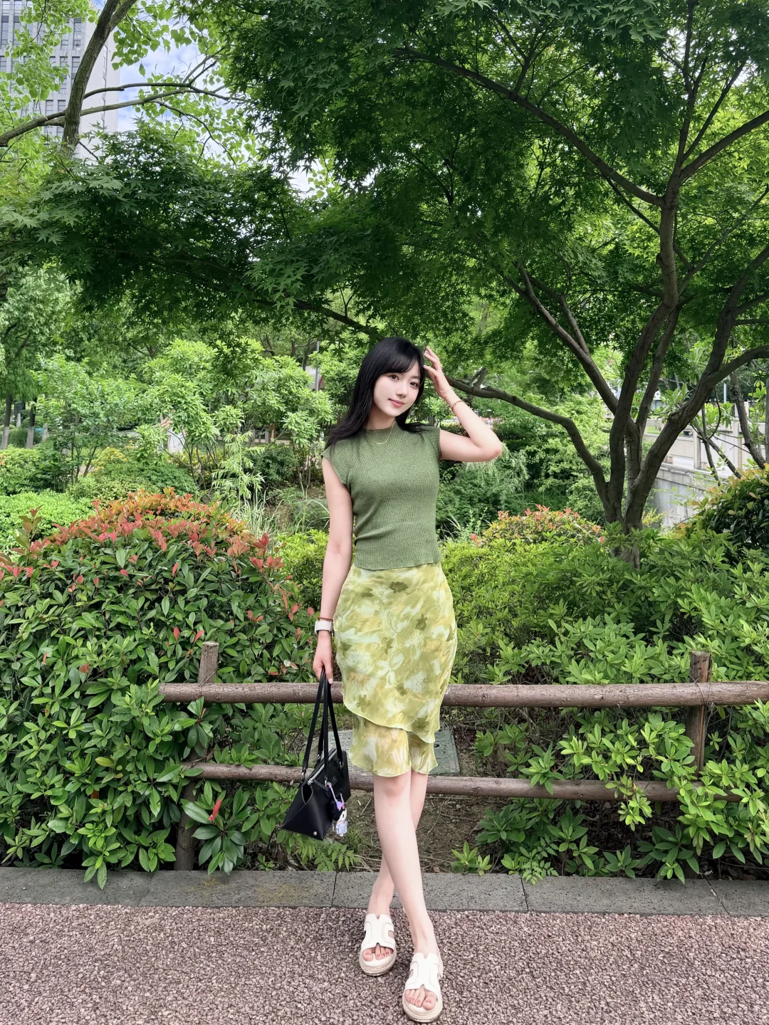 绿色碎花🍃一眼心动的显身材ootd