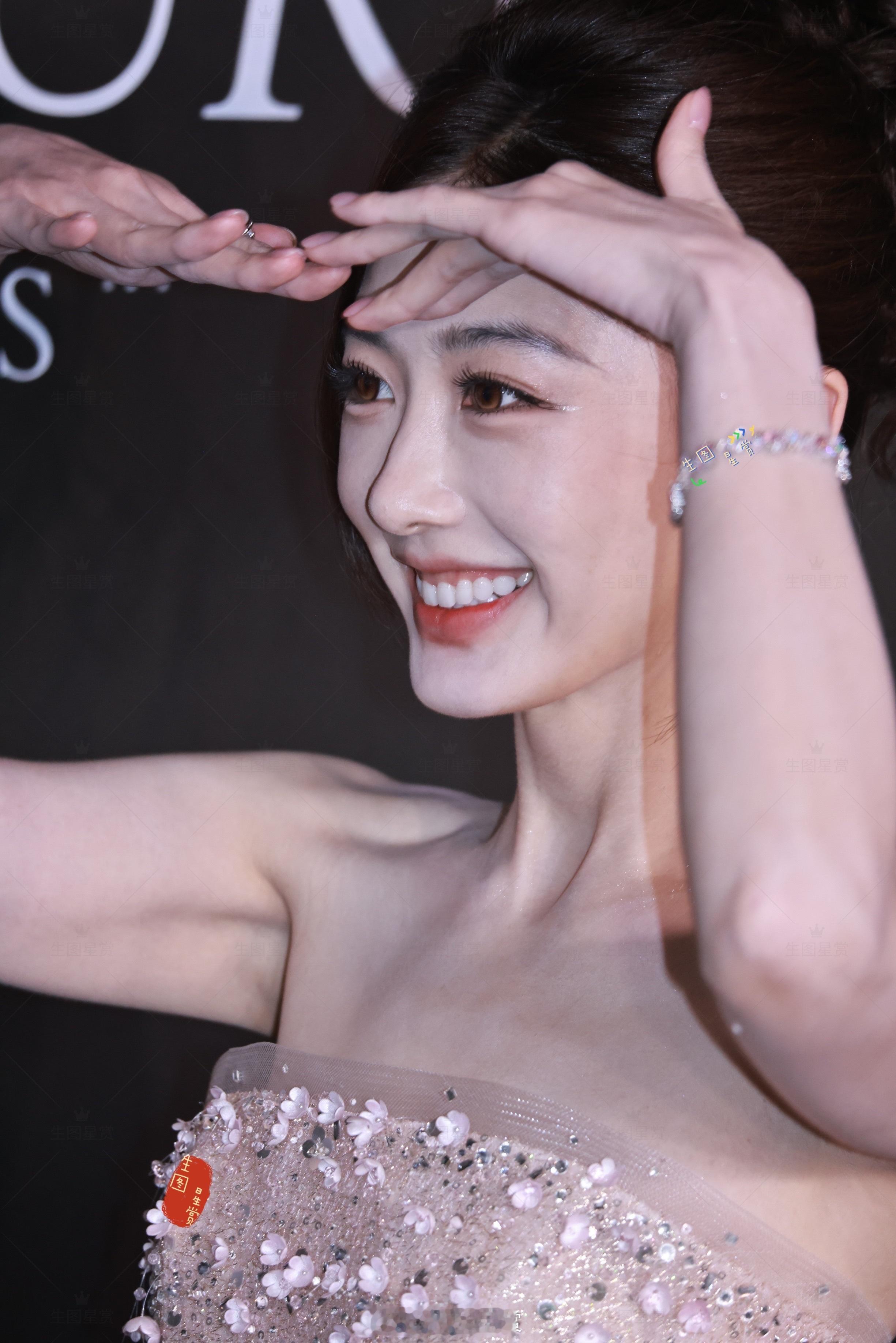 孙乐言上海时装周 机位三生图来了又美又可爱的乐乐言[给你小心心] ​​​