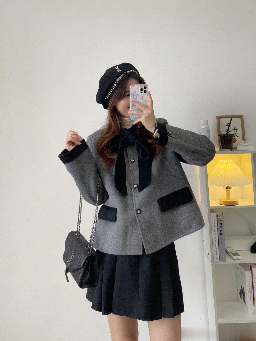 10月31日 20:00  跨店200-30，还有一个灰色的颜色，很气质，娃娃衫