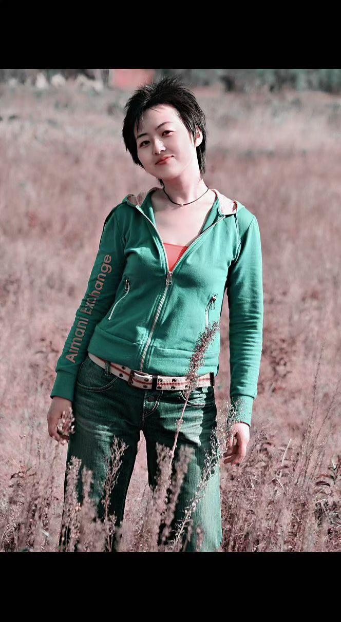 🌿秋草把影子染成焦糖色，风在袖口写诗✨
倔强的绿是未烬的夏，笑涡里藏着整个旷野