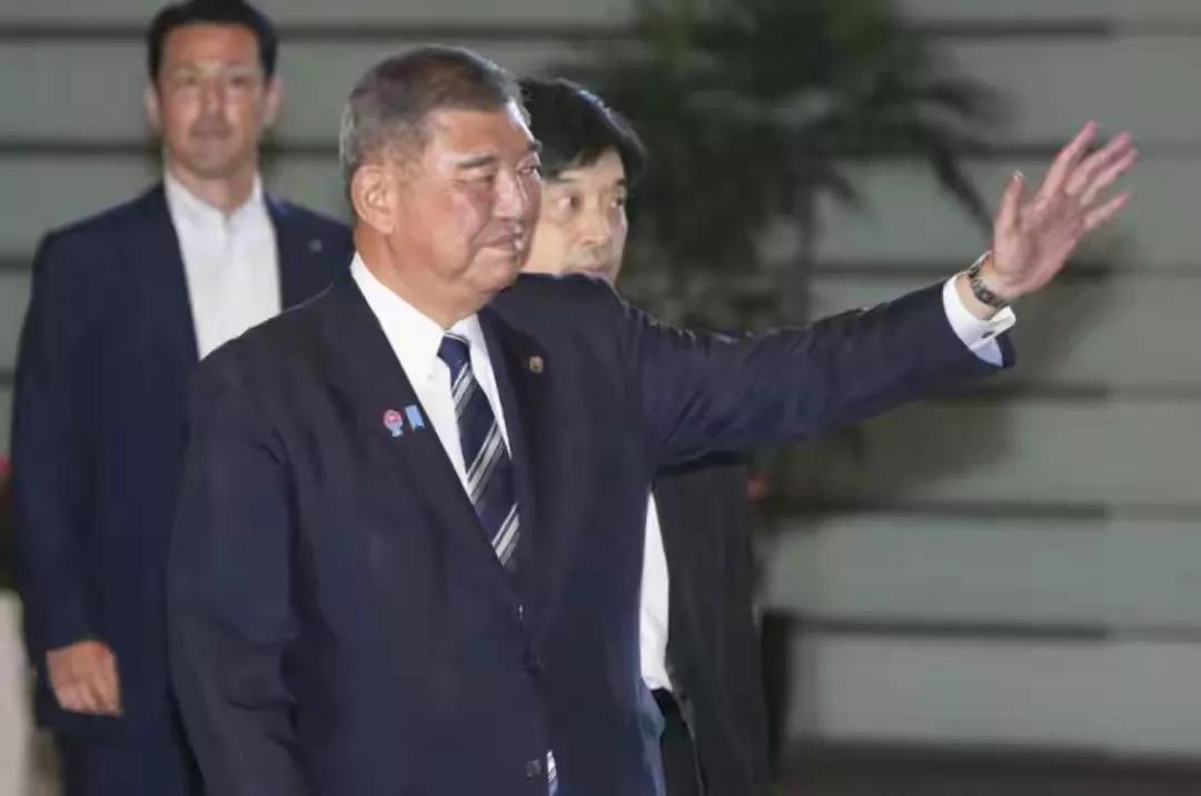石破茂的首相生涯有点短，本想和中美搞好关系，心太大，一事无成。临下台，还给日本埋