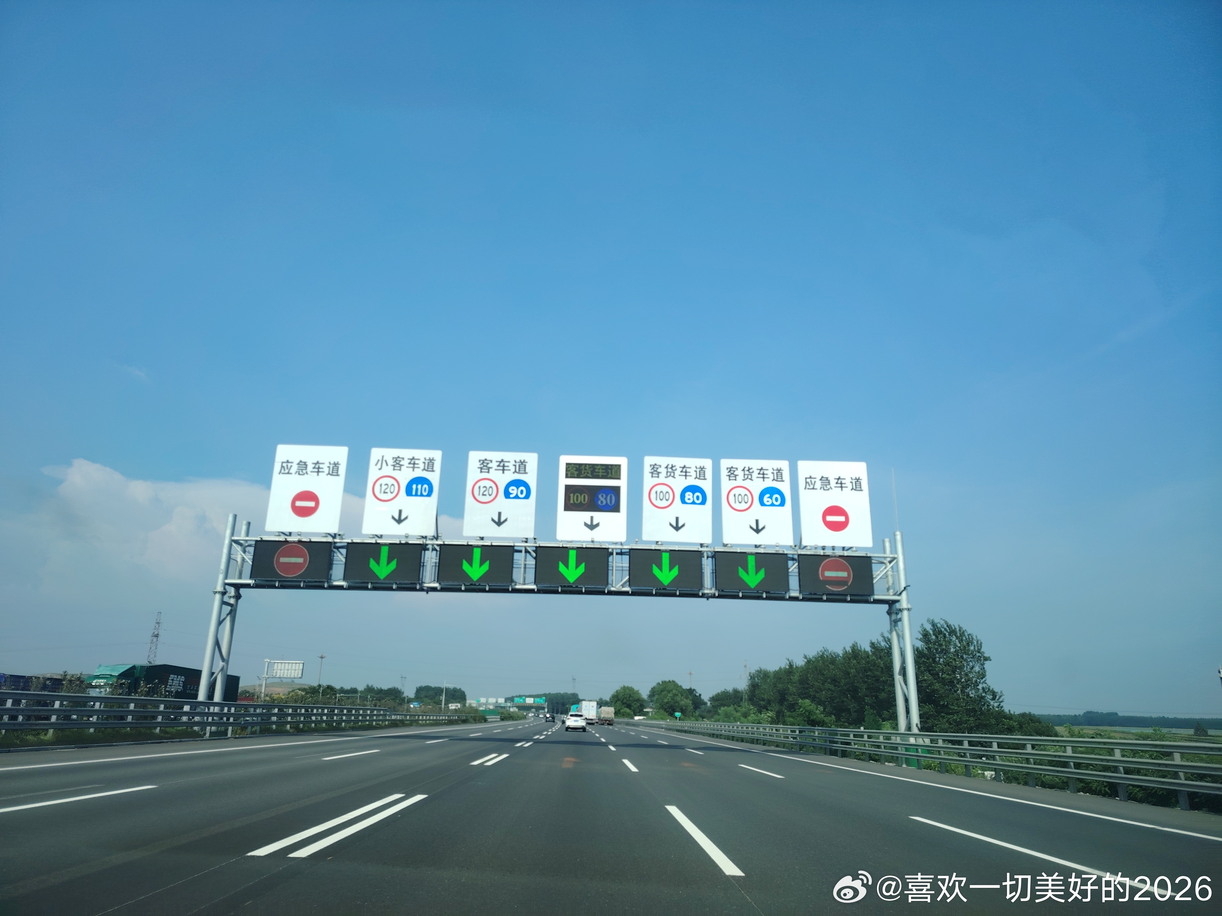 往北都到锦州了，车外还是37度，今年这得多热啊。京哈高速东北段真牛，五车道➕双应