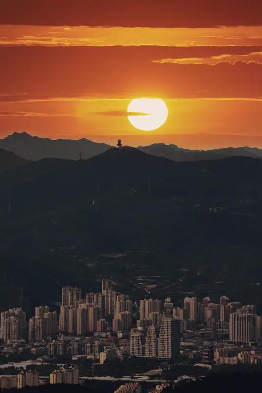 对联可是中国传统文化里的瑰宝，读起来那叫一个朗朗上口。看到“日落西山霞光起”这个