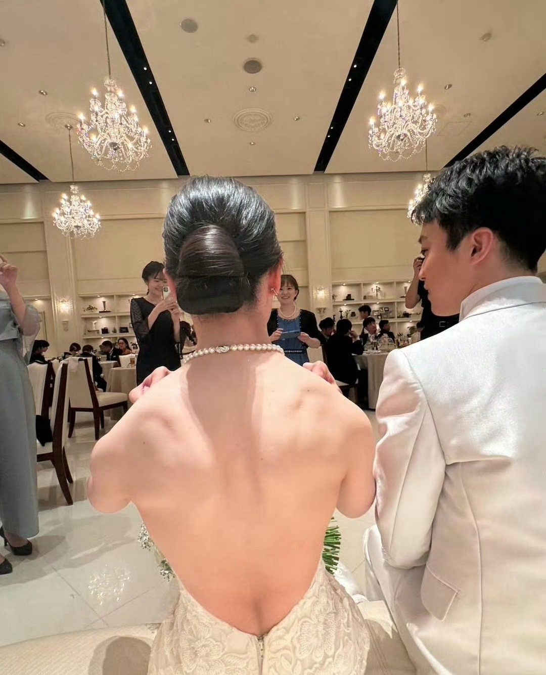 从背面看新郎绝对不是新娘的对手[并不简单] ​​​